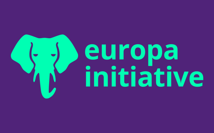 Violetter Hintergrund, auf dem ein türkiser Elefantenkopf mit dem Schriftzug Europa-Initiative abgebildet ist.
