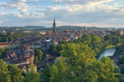 Drohnenaufnahme von Bern, die die Altstadt mit dem Münster und dem Bundeshaus zeigt
