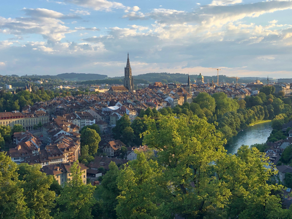 Drohnenaufnahme von Bern, die die Altstadt mit dem Münster und dem Bundeshaus zeigt