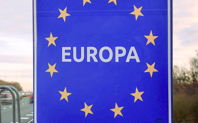 Blaues Grenzschild mit den EU Sternen, das an EU-Aussengrenzen steht